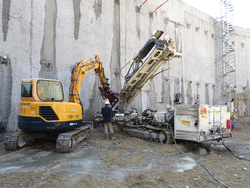 Om een optimale precisie te bereiken, heeft Hyundai het hydraulisch systeem herontworpen zodat de machinist een bestuurbaarheid van topkwaliteit krijgt. Enkele van de verbeteringen zijn de arm- en giekhydrauliekregeneratie, de verbeterde regelkleptechnologie en de innovatieve automatische giek- en zwenkprioriteit voor optimale prestaties in om het even welke toepassing.