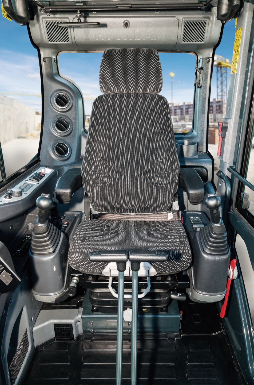 De HX85A compacte graafmachine maakt deel uit van de gloednieuwe A-serie van Hyundai: een nieuwe generatie bouwmachines die voldoet aan de Europese emissiestandaard Euro V. Maar hij heeft nog veel meer in petto! Terwijl aan de regelgeving is voldaan, streeft Hyundai naar een baanbrekend niveau in klanttevredenheid met maximale prestaties en productiviteit, meer veiligheid, meer gemak en een verbeterd uptimemanagement. Deze compact nieuwkomer in de power utility-klasse combineert een robuuste constructie met een uitstekende stabiliteit. Zeer veelzijdig en uitgerust met nieuwe elementen, creëert hij een wereld aan nieuwe mogelijkheden waarin kleine inspanningen bergen verzetten. Het is tijd om het Hyundai-effect te ervaren!