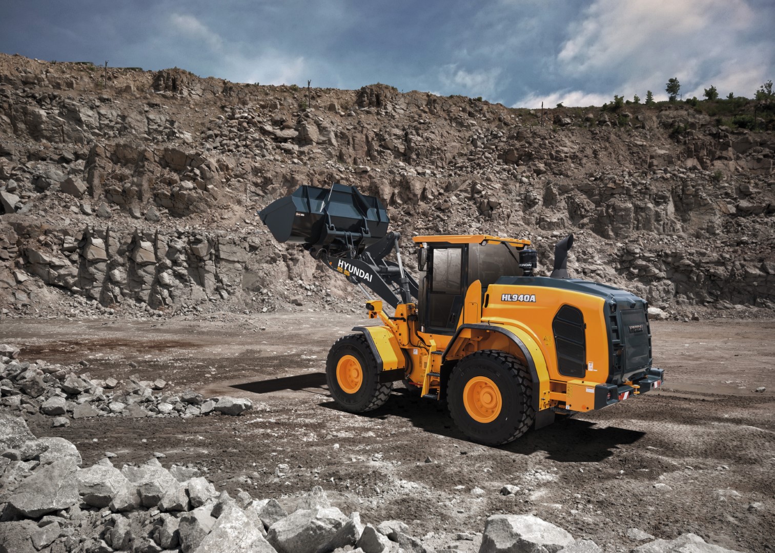 De nieuwe HL940-wiellader is uitgerust met een Cummins QSB6 .7-motor, ontworpen voor een laag brandstofverbruik, betrouwbaarheid, duurzaam- heid en een indrukwekkende vermogensdichtheid. Het selectieve katalytische verminderingssysteem (SCR) met dieseloxidatiekatalysator (DOC) voldoet aan de uitstootrichtlijnen voor Tier 4-/Stage IV-motoren, zonder dat een dieselroet- filter en regeneratie nodig zijn .Deze motor biedt zowel een maximale klantte- vredenheid als een enorm werkvermogen