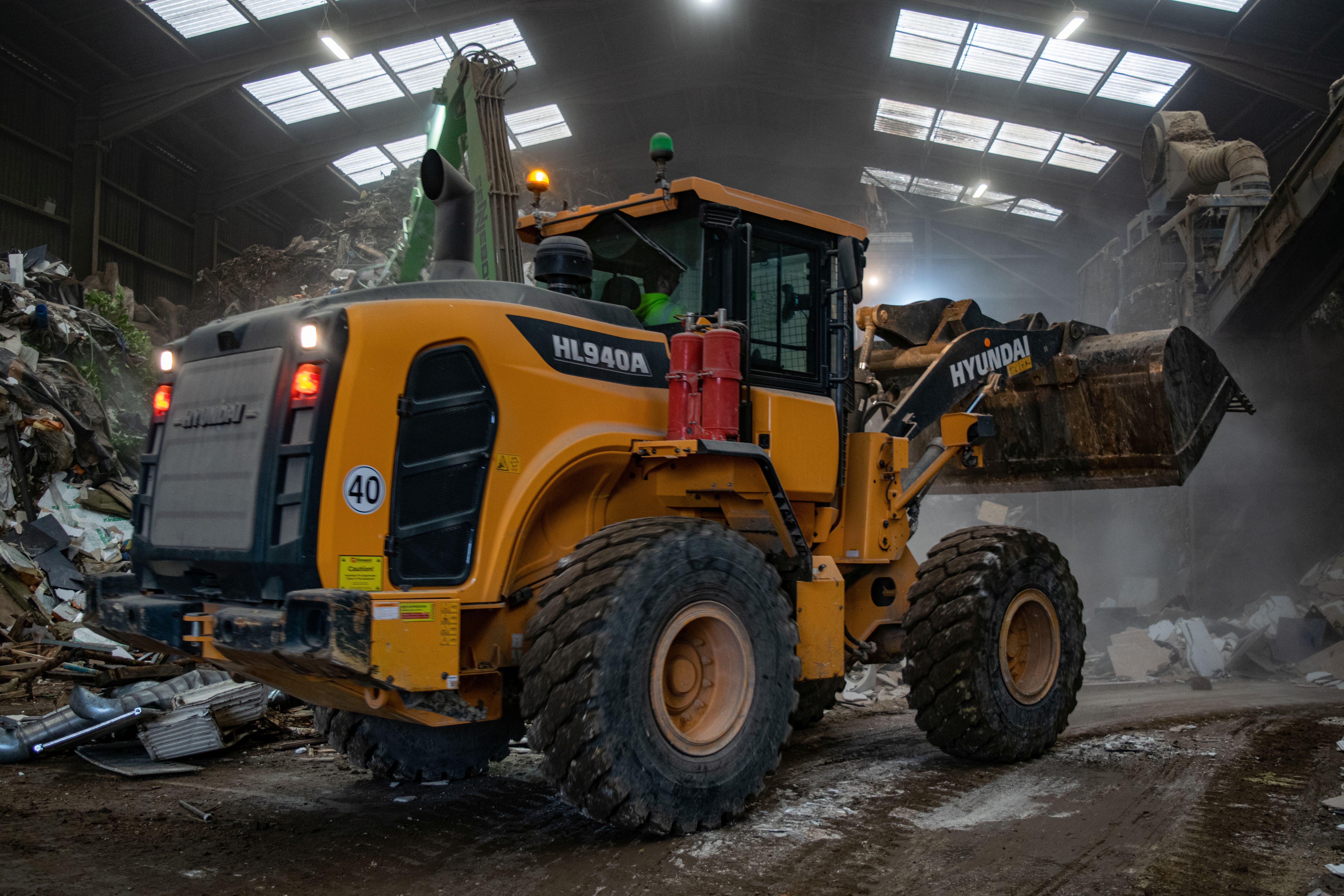De nieuwe HL940-wiellader is uitgerust met een Cummins QSB6 .7-motor, ontworpen voor een laag brandstofverbruik, betrouwbaarheid, duurzaam- heid en een indrukwekkende vermogensdichtheid. Het selectieve katalytische verminderingssysteem (SCR) met dieseloxidatiekatalysator (DOC) voldoet aan de uitstootrichtlijnen voor Tier 4-/Stage IV-motoren, zonder dat een dieselroet- filter en regeneratie nodig zijn .Deze motor biedt zowel een maximale klantte- vredenheid als een enorm werkvermogen