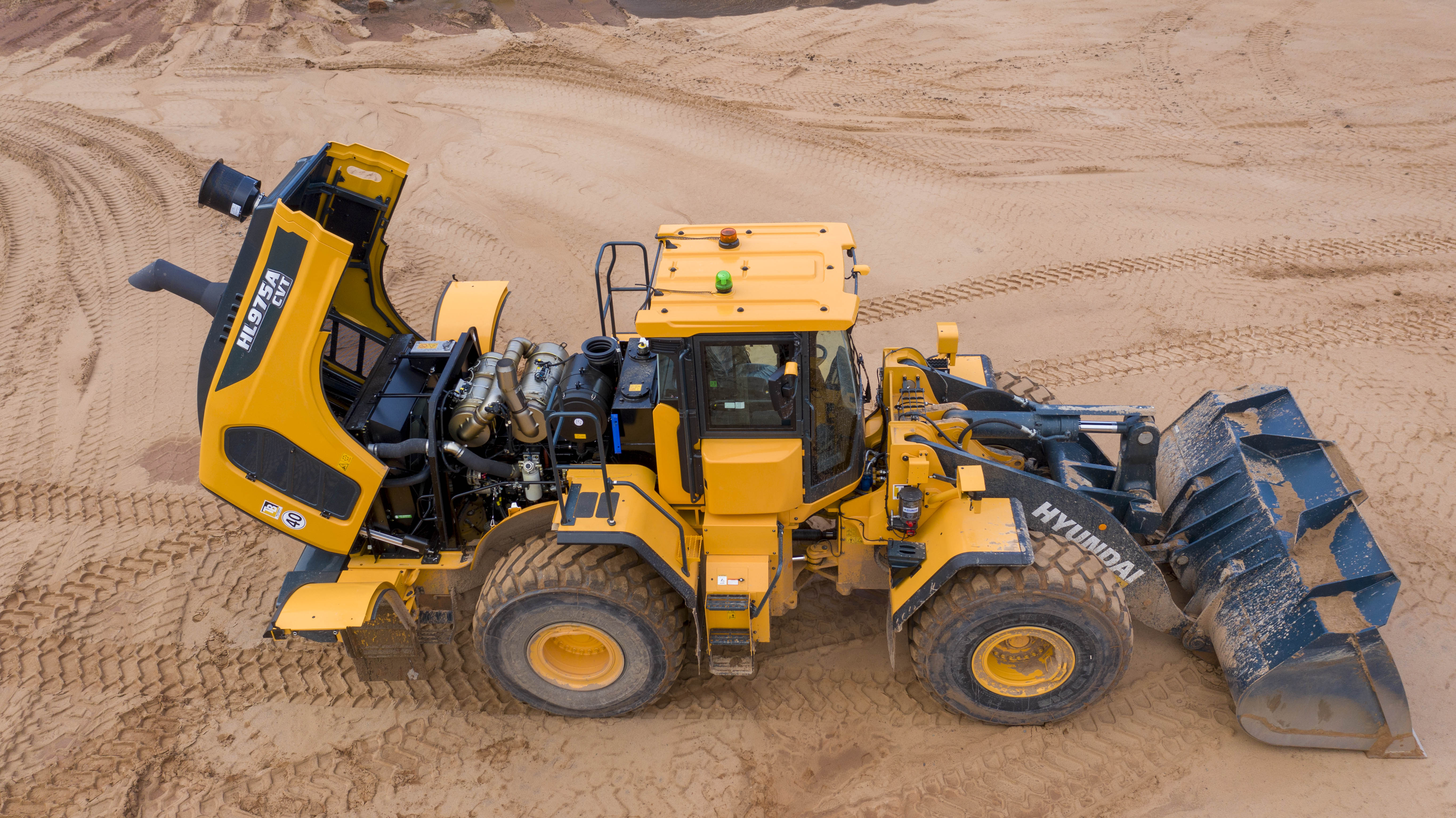 De geavanceerde CVT-transmissie van ZF zorgt voor een geoptimaliseerde vermogensaanpassing, past continu de verhoudingen tussen hydraulische en mechanische energie aan (op basis van belasting en snelheid) om de motor in een laag toerentalbereik te houden en levert een soepele, naadloze acceleratie. Tijdens het vertragen werkt de CVT tevens als rem, waardoor de bedrijfsrem minder snel slijt en de levensduur van de asolie wordt verlengd. Met een reeks nieuwe, elektronisch geregelde bedieningsstanden kan de operator de prestaties van de machine exact afstemmen voor maximale efficiëntie tijdens elke taak. Nauwkeurige besturingssystemen helpen u het maximale uit deze krachtige machine te halen, inclusief een geoptimaliseerde vermogensaanpassing voor de ultieme balans tussen koppel en toerental. In vergelijking met de conventionele transmissie kan het Powerline-concept brandstofbesparingen tot 30% realiseren, afhankelijk van de toepassing, en biedt het daarnaast soepele prestaties tijdens zwaar belaste werkzaamheden zoals graven. De eigen weegsysteemtechnologie van Hyundai is standaard geïntegreerd. Met behulp van de extra bedienings-, bewakings- en onderhoudsfuncties kunt u de prestaties en productiviteit elke dag optimaliseren, op elke werklocatie.