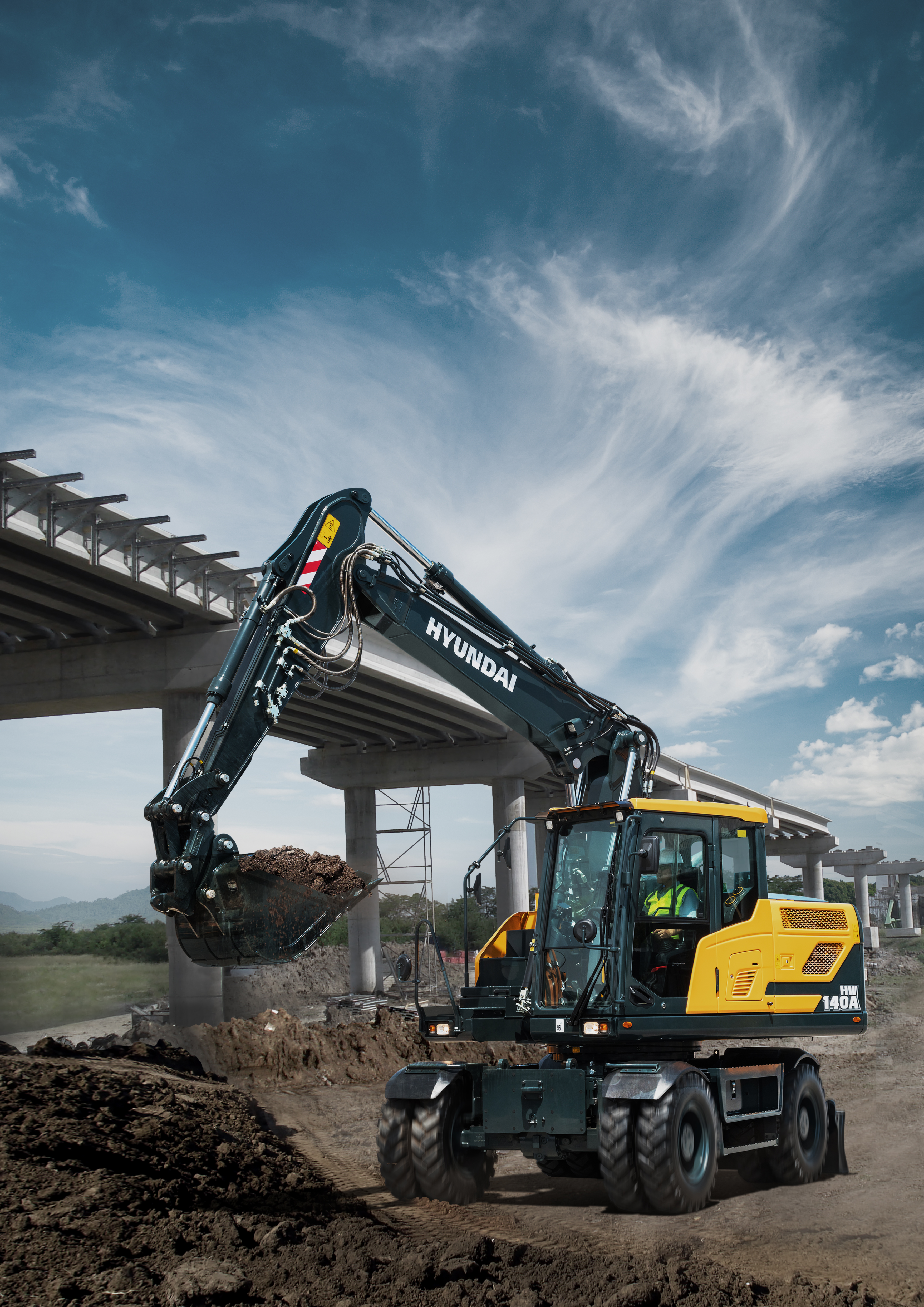 Met een nieuw, compact ontwerp van de achterzijde en verbeterde nieuwe serie mobiele graafmachines, waarmee u zich kunt onderscheiden voor controleerbaarheid zijn de HW140A en HW160A de nieuwe leiders op grote en kleine talloze toepassingen op de weg en off-road. Onze machines in de A-serie voldoen locaties, voor het maken van sleuven, graven, grondverzet, boren, snijden, heffen of aan EU Stage V-emissievoorschriften en leveren tegelijkertijd betere prestaties, en een betere voorbereiding van de werkplek. Kies voor betere brandstofzuinigheid en uitstekende resultaten. Samen kunnen we bergen verzetten!