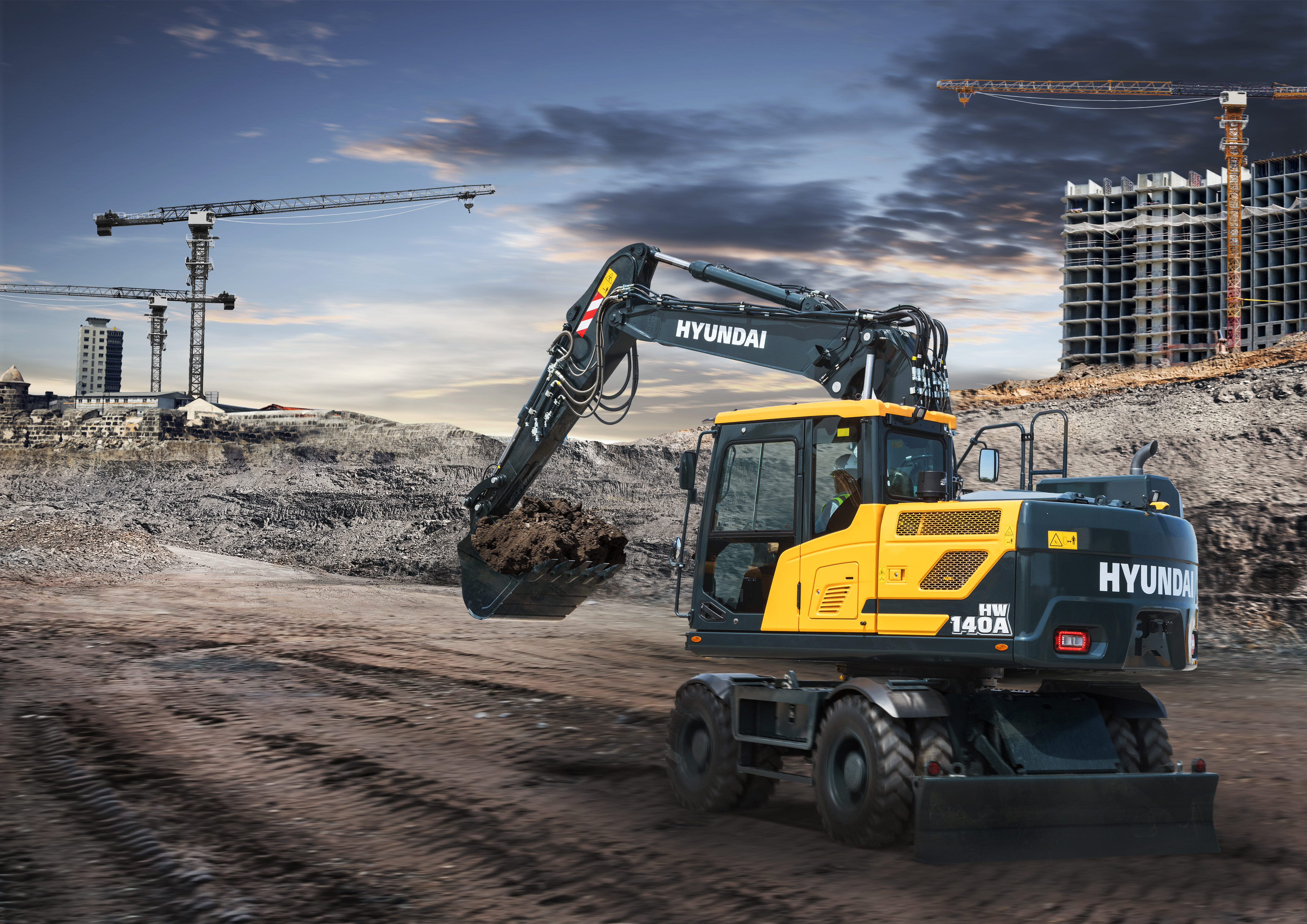 Met een nieuw, compact ontwerp van de achterzijde en verbeterde nieuwe serie mobiele graafmachines, waarmee u zich kunt onderscheiden voor controleerbaarheid zijn de HW140A en HW160A de nieuwe leiders op grote en kleine talloze toepassingen op de weg en off-road. Onze machines in de A-serie voldoen locaties, voor het maken van sleuven, graven, grondverzet, boren, snijden, heffen of aan EU Stage V-emissievoorschriften en leveren tegelijkertijd betere prestaties, en een betere voorbereiding van de werkplek. Kies voor betere brandstofzuinigheid en uitstekende resultaten. Samen kunnen we bergen verzetten!
