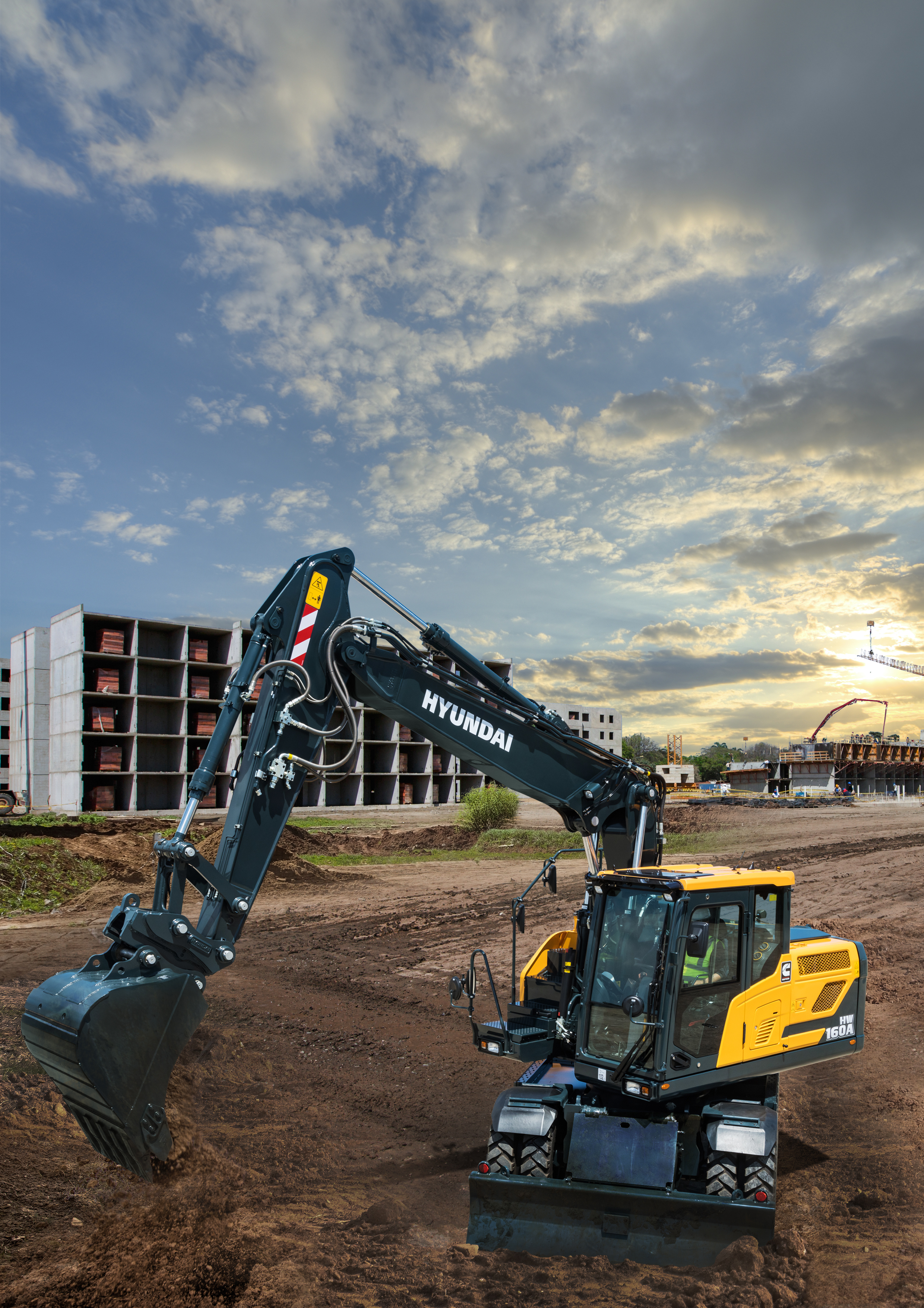 Met een nieuw, compact ontwerp van de achterzijde en verbeterde nieuwe serie mobiele graafmachines, waarmee u zich kunt onderscheiden voor controleerbaarheid zijn de HW140A en HW160A de nieuwe leiders op grote en kleine talloze toepassingen op de weg en off-road. Onze machines in de A-serie voldoen locaties, voor het maken van sleuven, graven, grondverzet, boren, snijden, heffen of aan EU Stage V-emissievoorschriften en leveren tegelijkertijd betere prestaties, en een betere voorbereiding van de werkplek. Kies voor betere brandstofzuinigheid en uitstekende resultaten. Samen kunnen we bergen verzetten!