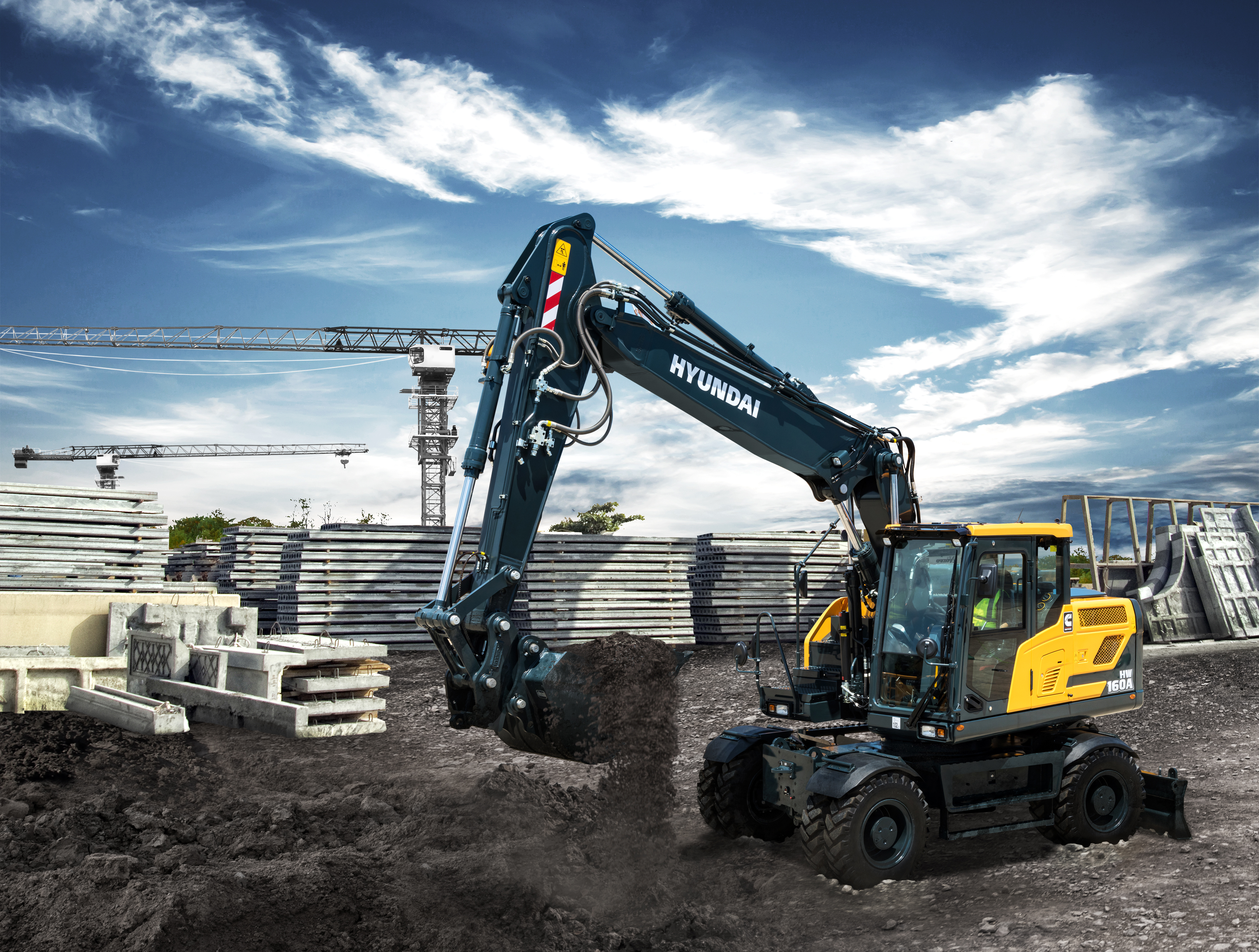 Met een nieuw, compact ontwerp van de achterzijde en verbeterde nieuwe serie mobiele graafmachines, waarmee u zich kunt onderscheiden voor controleerbaarheid zijn de HW140A en HW160A de nieuwe leiders op grote en kleine talloze toepassingen op de weg en off-road. Onze machines in de A-serie voldoen locaties, voor het maken van sleuven, graven, grondverzet, boren, snijden, heffen of aan EU Stage V-emissievoorschriften en leveren tegelijkertijd betere prestaties, en een betere voorbereiding van de werkplek. Kies voor betere brandstofzuinigheid en uitstekende resultaten. Samen kunnen we bergen verzetten!