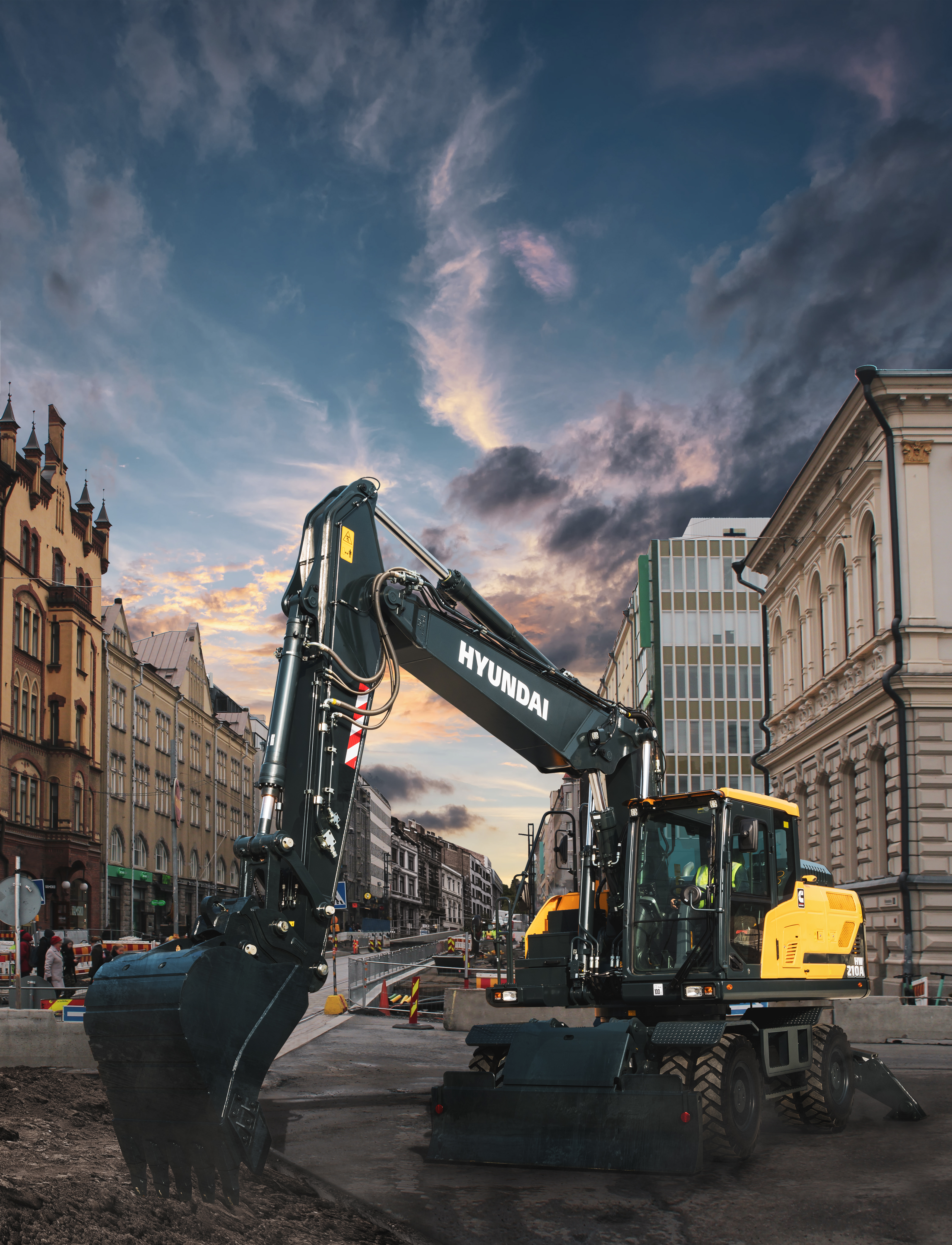 De HX210AL en HX210ANL worden aangedreven door een krachtige Cummins-motor die voldoet aan de Stage V-emissienorm. De motor is voorzien van een innovatief, geïntegreerd uitlaatgas- nabehandelingssysteem dat behalve voor een lagere emissie ook zorgt voor een gereduceerde onderhoudsbehoefte. Hij levert al het vermogen dat u nodig hebt om zwaar werk uit te voeren en combineert dat met een gering onderhoud en een uitstekend brandstofverbruik. Er is een reeks slimme technologieën opgenomen voor een nauwkeurig beheer van het motorvermogen en het pompdebiet. Een nieuw EPFC-systeem (elektronische pompdebietregeling) verbetert de bedienbaarheid en verlaagt de bedrijfskosten. Aanvullende controle- en bewakingsfuncties helpen u de productiviteit elke dag verder te verbeteren.