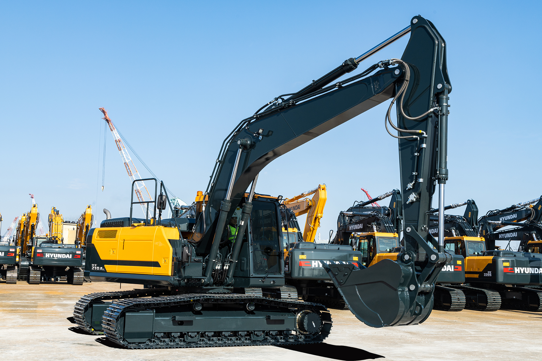 De HX210AL en HX210ANL worden aangedreven door een krachtige Cummins-motor die voldoet aan de Stage V-emissienorm. De motor is voorzien van een innovatief, geïntegreerd uitlaatgas- nabehandelingssysteem dat behalve voor een lagere emissie ook zorgt voor een gereduceerde onderhoudsbehoefte. Hij levert al het vermogen dat u nodig hebt om zwaar werk uit te voeren en combineert dat met een gering onderhoud en een uitstekend brandstofverbruik. Er is een reeks slimme technologieën opgenomen voor een nauwkeurig beheer van het motorvermogen en het pompdebiet. Een nieuw EPFC-systeem (elektronische pompdebietregeling) verbetert de bedienbaarheid en verlaagt de bedrijfskosten. Aanvullende controle- en bewakingsfuncties helpen u de productiviteit elke dag verder te verbeteren.