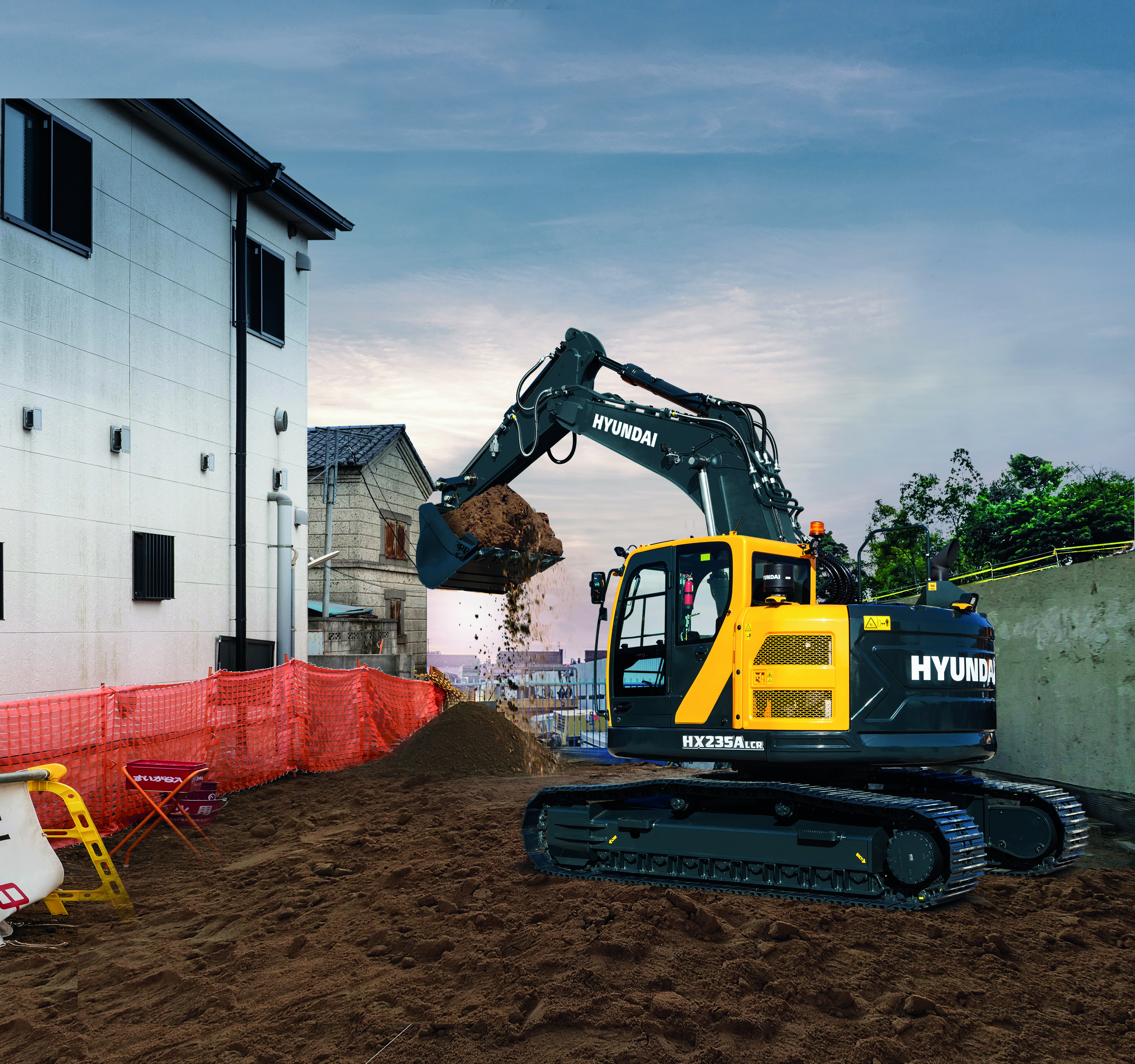 De HX235 LCR (compacte radius) steekt aan de achterzijde gering uit met een gebogen contragewicht dat langs de rupsbanden beweegt met een minimale overhang. Dat verkleint de uitzwenking van de achterzijde van de machine, waardoor operatoren met een gerust hart in krappe ruimtes kunnen werken. De duurzaamheid is ook verbeterd, omdat hierdoor de kans veel kleiner is dat de machine tegen muren of obstakels zal botsen
