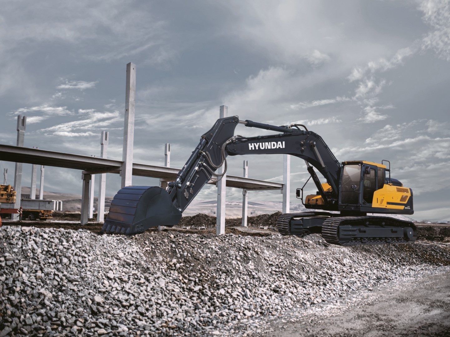 De cabine van de HX300AL is ontwikkeld om de operator een comfortabele werkomgeving te bieden, die de productiviteit bevordert en waarin operatoren minder snel vermoeid raken. Deze is aangenaam en ruim, heeft een hoogwaardige, verstelbare stoel en een comfortabele reikwijdte voor de joystick en alle. Een scala aan technologieën vereenvoudigt de controle over de wiellader, terwijl het audiosysteem beschikt over radio, USB en een AUX-ingang om u gedurende de werkdag te vermaken. Het totale ontwerp plaatst u midden in het Hyundai-effect, met een wereld van gemak en controle binnen handbereik