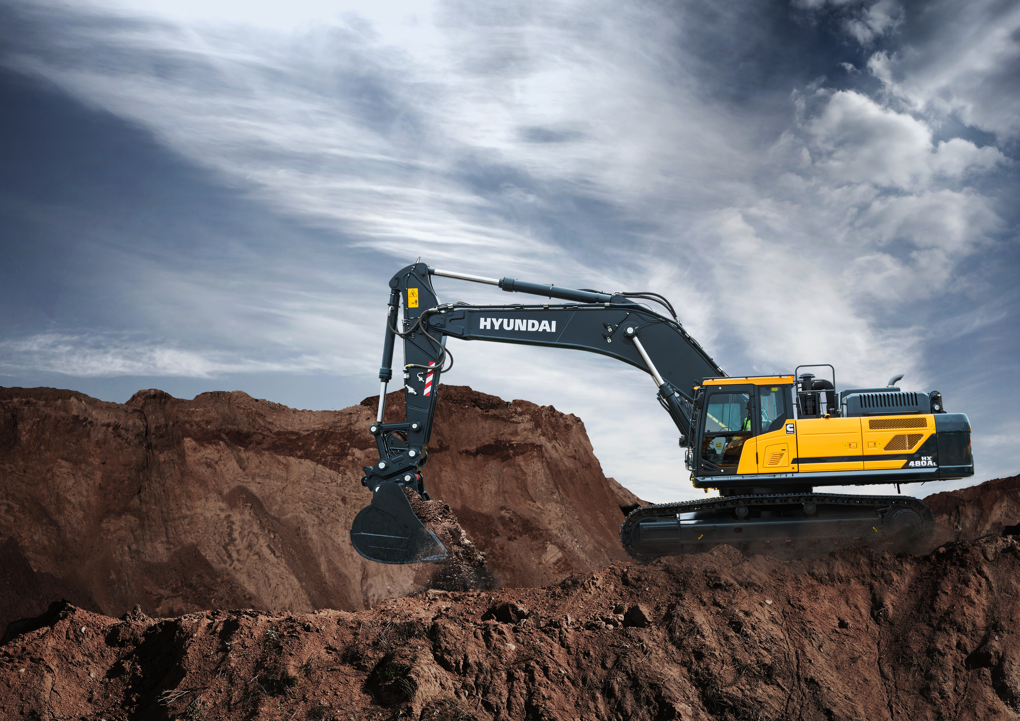De HX480A L wordt aangedreven door een krachtige Cummins X12-motor die voldoet aan de Stage V-emissienorm. De motor is voorzien van een innovatief, geïntegreerd uitlaatgas- nabehandelingssysteem dat behalve voor een lagere emissie ook zorgt voor een gereduceerde onderhoudsbehoefte. Het levert al het vermogen dat u nodig hebt om zware taken uit te voeren, samen met een betere brandstofefficiëntie en sneller nivelleren en laden van vrachtwagens. Een reeks slimme technologieën maakt een nauwkeurig beheer van het motorvermogen en het pompdebiet mogelijk. Het nieuwe hydraulische systeem EPIC (Electric Pump Independent Control) verbetert de efficiëntie door geautomatiseerde bediening van de afzonderlijke hydraulische pompen. Een hefwerkstand is standaard om de fijne regeling te verbeteren door het motortoerental te verhogen, het vermogen te vergroten en het pompdebiet te regelen. Extra functies zorgen voor een optimale bediening en bewaking van de machinefuncties, waardoor uw productiviteit dag in, dag uit wordt vergroot. De technologie om de efficiëntie te verbeteren Motor Net als alle machines uit de A-serie zijn de HX480A L en de HX520A L uitgerust met ons all-in-one uitlaatgas- nabehandelingssysteem. Dat verlaagt de emissies en bedrijfskosten, vergroot de betrouwbaarheid en vereenvoudigt het onderhoud. hefwerkstand is standaard om de fijne regeling te verbeteren door het motortoerental te verhogen, het vermogen te vergroten en het pompdebiet te regelen. Extra functies zorgen voor een optimale bediening en bewaking van de machinefuncties, waardoor uw productiviteit dag in, dag uit wordt vergroot