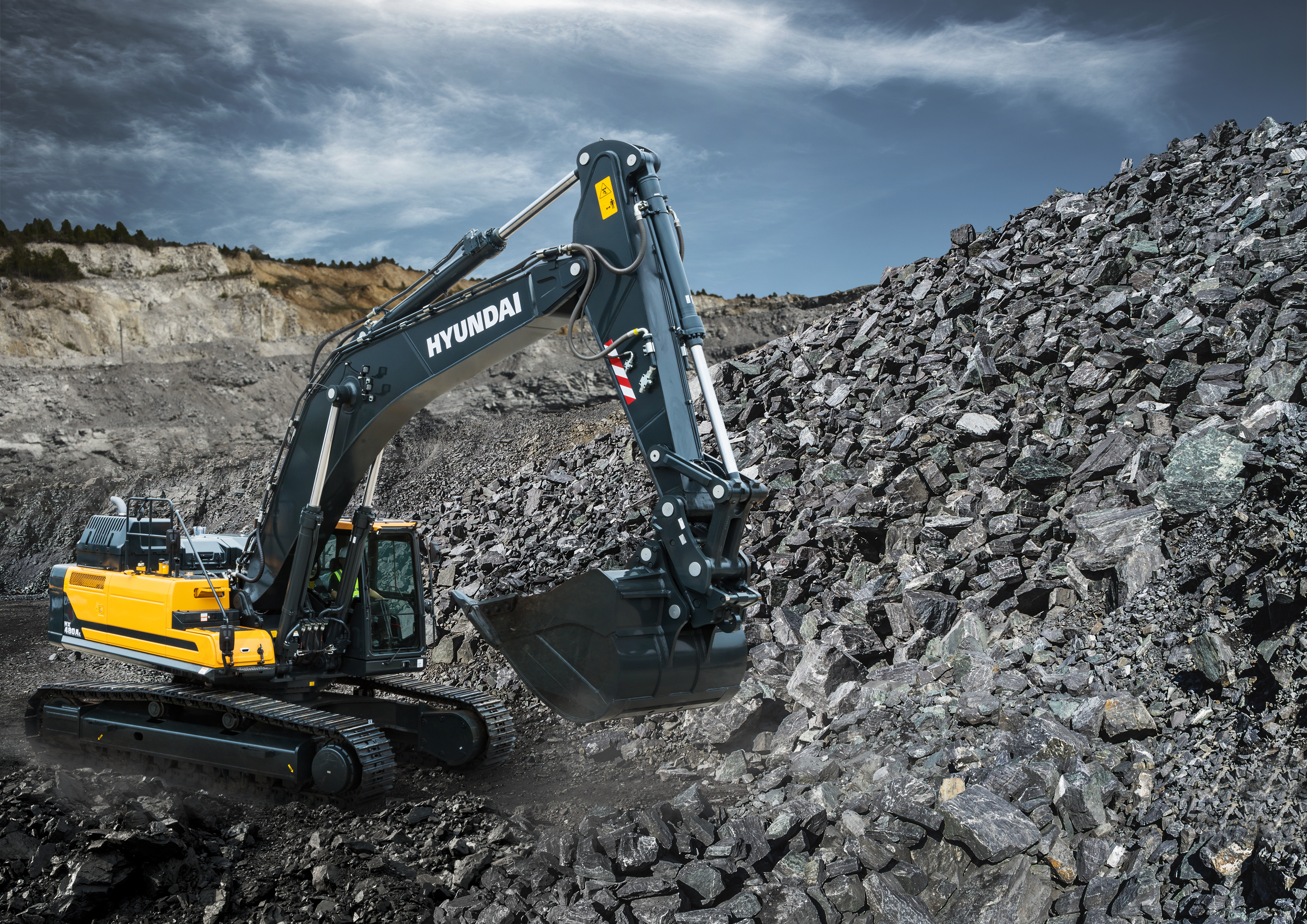 De HX480A L wordt aangedreven door een krachtige Cummins X12-motor die voldoet aan de Stage V-emissienorm. De motor is voorzien van een innovatief, geïntegreerd uitlaatgas- nabehandelingssysteem dat behalve voor een lagere emissie ook zorgt voor een gereduceerde onderhoudsbehoefte. Het levert al het vermogen dat u nodig hebt om zware taken uit te voeren, samen met een betere brandstofefficiëntie en sneller nivelleren en laden van vrachtwagens. Een reeks slimme technologieën maakt een nauwkeurig beheer van het motorvermogen en het pompdebiet mogelijk. Het nieuwe hydraulische systeem EPIC (Electric Pump Independent Control) verbetert de efficiëntie door geautomatiseerde bediening van de afzonderlijke hydraulische pompen. Een hefwerkstand is standaard om de fijne regeling te verbeteren door het motortoerental te verhogen, het vermogen te vergroten en het pompdebiet te regelen. Extra functies zorgen voor een optimale bediening en bewaking van de machinefuncties, waardoor uw productiviteit dag in, dag uit wordt vergroot. De technologie om de efficiëntie te verbeteren Motor Net als alle machines uit de A-serie zijn de HX480A L en de HX520A L uitgerust met ons all-in-one uitlaatgas- nabehandelingssysteem. Dat verlaagt de emissies en bedrijfskosten, vergroot de betrouwbaarheid en vereenvoudigt het onderhoud. hefwerkstand is standaard om de fijne regeling te verbeteren door het motortoerental te verhogen, het vermogen te vergroten en het pompdebiet te regelen. Extra functies zorgen voor een optimale bediening en bewaking van de machinefuncties, waardoor uw productiviteit dag in, dag uit wordt vergroot