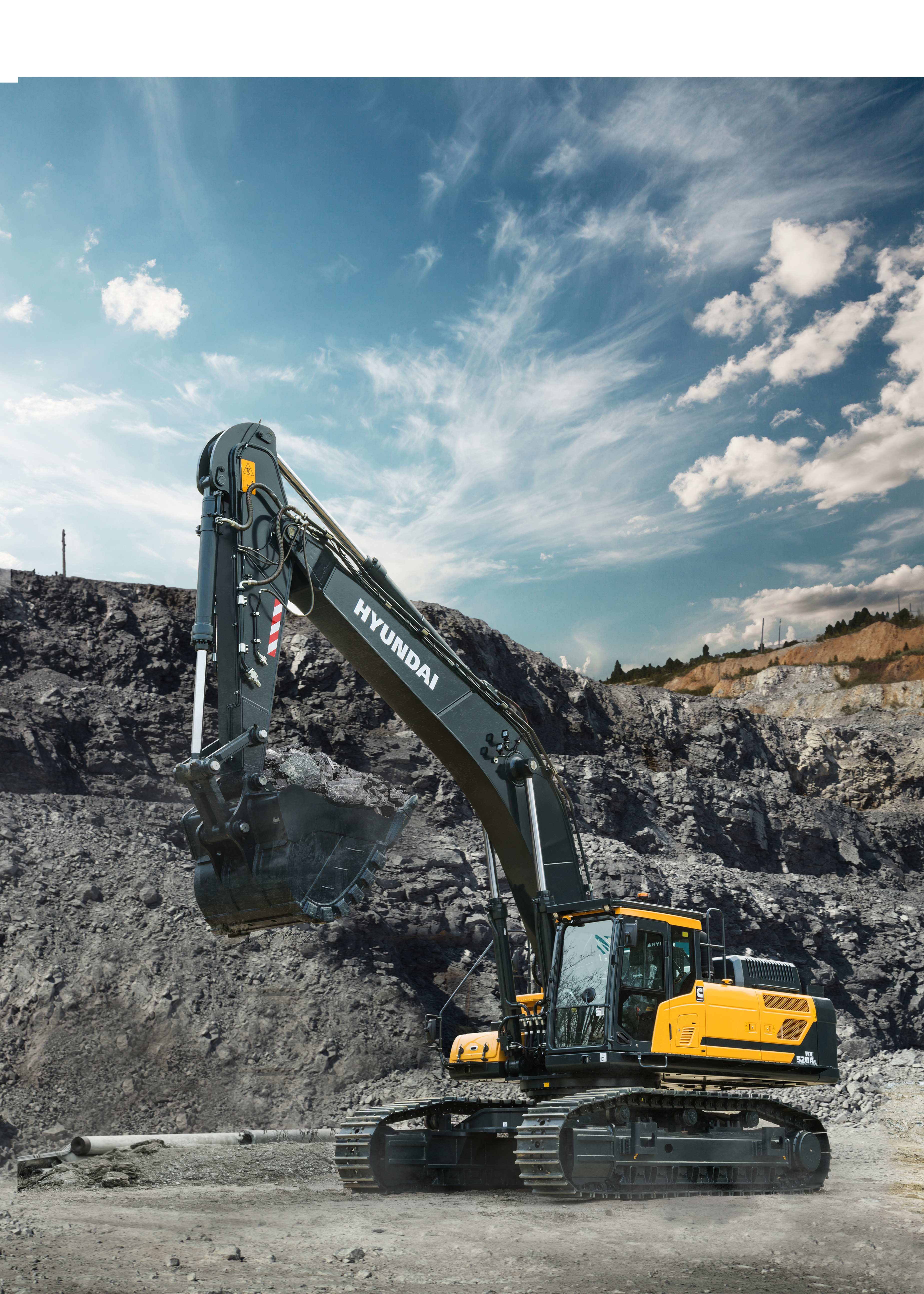 De HX520A L wordt aangedreven door een krachtige Cummins X12-motor die voldoet aan de Stage V-emissienorm. De motor is voorzien van een innovatief, geïntegreerd uitlaatgas- nabehandelingssysteem dat behalve voor een lagere emissie ook zorgt voor een gereduceerde onderhoudsbehoefte. Het levert al het vermogen dat u nodig hebt om zware taken uit te voeren, samen met een betere brandstofefficiëntie en sneller nivelleren en laden van vrachtwagens. Een reeks slimme technologieën maakt een nauwkeurig beheer van het motorvermogen en het pompdebiet mogelijk. Het nieuwe hydraulische systeem EPIC (Electric Pump Independent Control) verbetert de efficiëntie door geautomatiseerde bediening van de afzonderlijke hydraulische pompen. Een hefwerkstand is standaard om de fijne regeling te verbeteren door het motortoerental te verhogen, het vermogen te vergroten en het pompdebiet te regelen. Extra functies zorgen voor een optimale bediening en bewaking van de machinefuncties, waardoor uw productiviteit dag in, dag uit wordt vergroot. De technologie om de efficiëntie te verbeteren Motor Net als alle machines uit de A-serie zijn de HX480A L en de HX520A L uitgerust met ons all-in-one uitlaatgas- nabehandelingssysteem. Dat verlaagt de emissies en bedrijfskosten, vergroot de betrouwbaarheid en vereenvoudigt het onderhoud. hefwerkstand is standaard om de fijne regeling te verbeteren door het motortoerental te verhogen, het vermogen te vergroten en het pompdebiet te regelen. Extra functies zorgen voor een optimale bediening en bewaking van de machinefuncties, waardoor uw productiviteit dag in, dag uit wordt vergroot