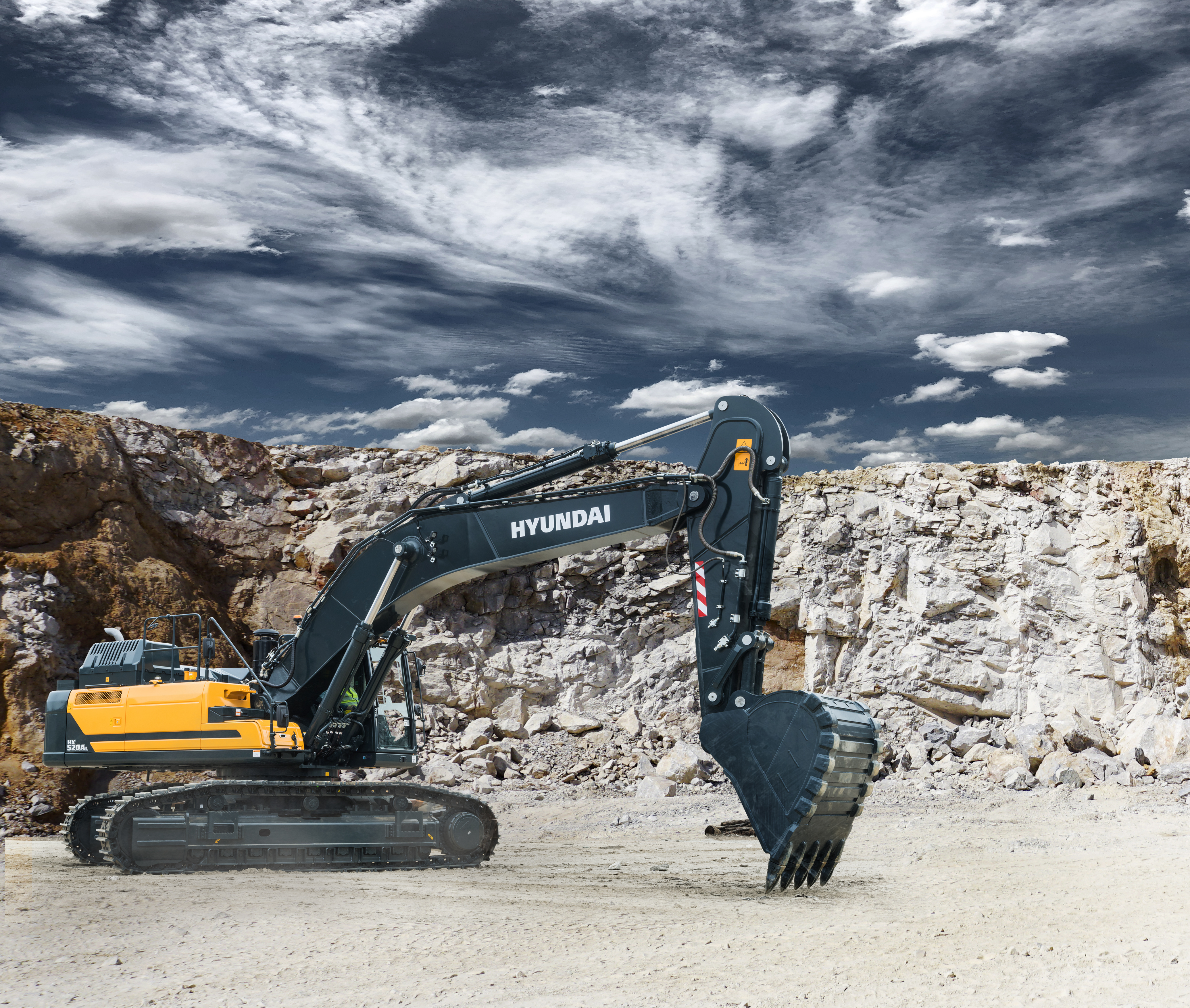 De HX520A L wordt aangedreven door een krachtige Cummins X12-motor die voldoet aan de Stage V-emissienorm. De motor is voorzien van een innovatief, geïntegreerd uitlaatgas- nabehandelingssysteem dat behalve voor een lagere emissie ook zorgt voor een gereduceerde onderhoudsbehoefte. Het levert al het vermogen dat u nodig hebt om zware taken uit te voeren, samen met een betere brandstofefficiëntie en sneller nivelleren en laden van vrachtwagens. Een reeks slimme technologieën maakt een nauwkeurig beheer van het motorvermogen en het pompdebiet mogelijk. Het nieuwe hydraulische systeem EPIC (Electric Pump Independent Control) verbetert de efficiëntie door geautomatiseerde bediening van de afzonderlijke hydraulische pompen. Een hefwerkstand is standaard om de fijne regeling te verbeteren door het motortoerental te verhogen, het vermogen te vergroten en het pompdebiet te regelen. Extra functies zorgen voor een optimale bediening en bewaking van de machinefuncties, waardoor uw productiviteit dag in, dag uit wordt vergroot. De technologie om de efficiëntie te verbeteren Motor Net als alle machines uit de A-serie zijn de HX480A L en de HX520A L uitgerust met ons all-in-one uitlaatgas- nabehandelingssysteem. Dat verlaagt de emissies en bedrijfskosten, vergroot de betrouwbaarheid en vereenvoudigt het onderhoud. hefwerkstand is standaard om de fijne regeling te verbeteren door het motortoerental te verhogen, het vermogen te vergroten en het pompdebiet te regelen. Extra functies zorgen voor een optimale bediening en bewaking van de machinefuncties, waardoor uw productiviteit dag in, dag uit wordt vergroot