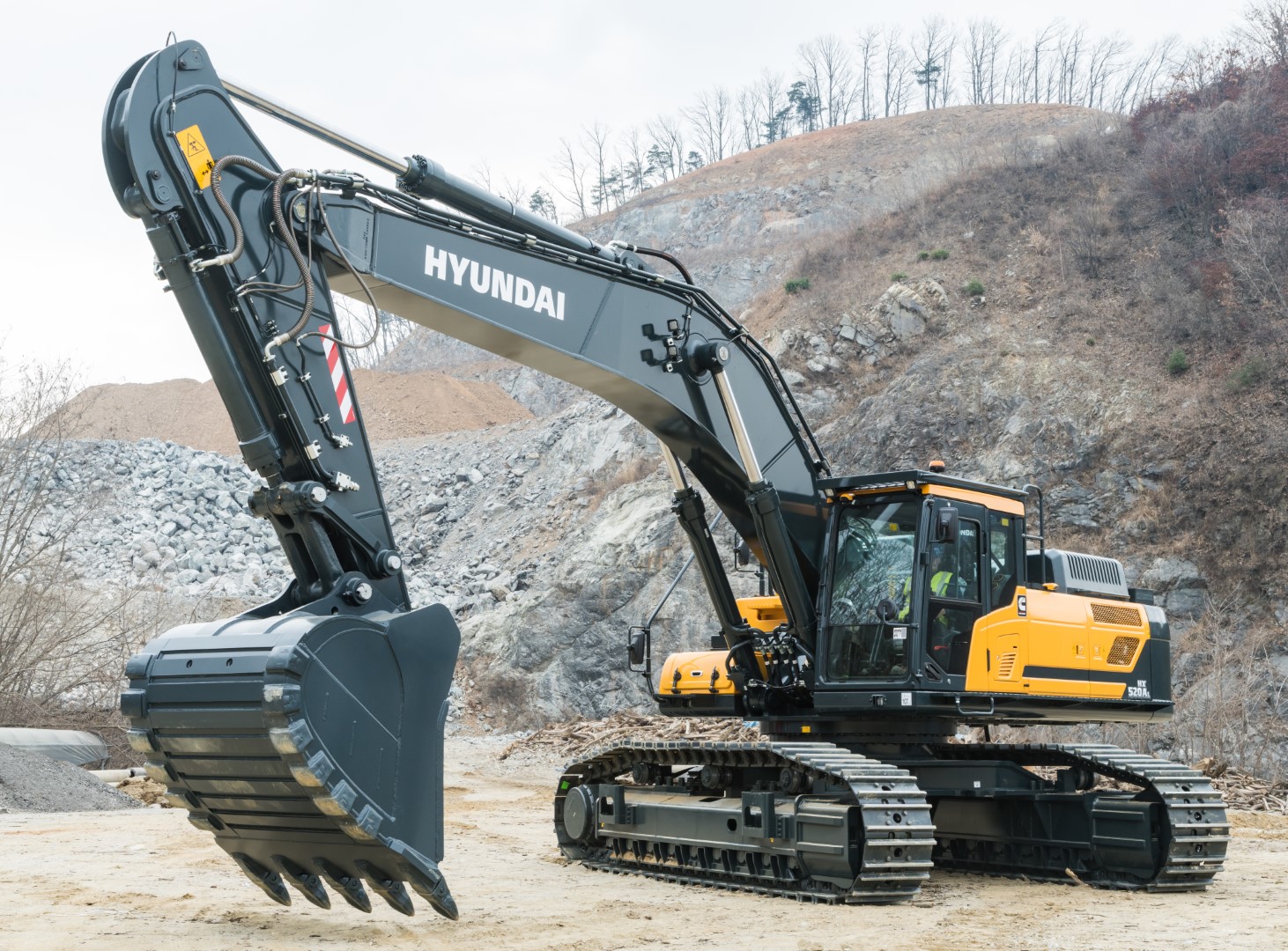 De HX520A L wordt aangedreven door een krachtige Cummins X12-motor die voldoet aan de Stage V-emissienorm. De motor is voorzien van een innovatief, geïntegreerd uitlaatgas- nabehandelingssysteem dat behalve voor een lagere emissie ook zorgt voor een gereduceerde onderhoudsbehoefte. Het levert al het vermogen dat u nodig hebt om zware taken uit te voeren, samen met een betere brandstofefficiëntie en sneller nivelleren en laden van vrachtwagens. Een reeks slimme technologieën maakt een nauwkeurig beheer van het motorvermogen en het pompdebiet mogelijk. Het nieuwe hydraulische systeem EPIC (Electric Pump Independent Control) verbetert de efficiëntie door geautomatiseerde bediening van de afzonderlijke hydraulische pompen. Een hefwerkstand is standaard om de fijne regeling te verbeteren door het motortoerental te verhogen, het vermogen te vergroten en het pompdebiet te regelen. Extra functies zorgen voor een optimale bediening en bewaking van de machinefuncties, waardoor uw productiviteit dag in, dag uit wordt vergroot. De technologie om de efficiëntie te verbeteren Motor Net als alle machines uit de A-serie zijn de HX480A L en de HX520A L uitgerust met ons all-in-one uitlaatgas- nabehandelingssysteem. Dat verlaagt de emissies en bedrijfskosten, vergroot de betrouwbaarheid en vereenvoudigt het onderhoud. hefwerkstand is standaard om de fijne regeling te verbeteren door het motortoerental te verhogen, het vermogen te vergroten en het pompdebiet te regelen. Extra functies zorgen voor een optimale bediening en bewaking van de machinefuncties, waardoor uw productiviteit dag in, dag uit wordt vergroot