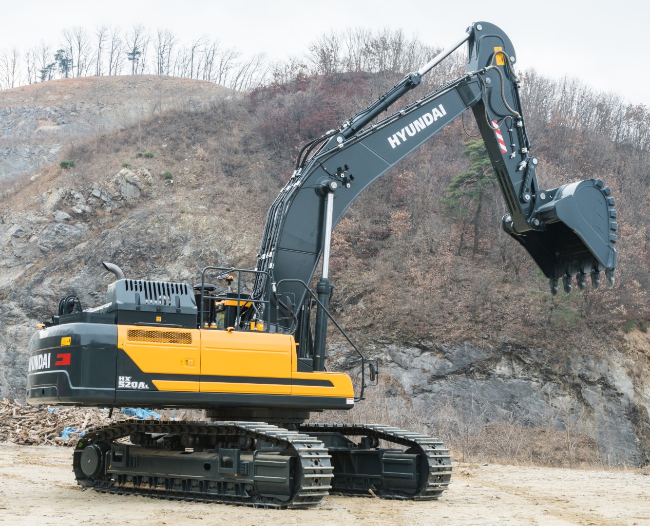 De HX520A L wordt aangedreven door een krachtige Cummins X12-motor die voldoet aan de Stage V-emissienorm. De motor is voorzien van een innovatief, geïntegreerd uitlaatgas- nabehandelingssysteem dat behalve voor een lagere emissie ook zorgt voor een gereduceerde onderhoudsbehoefte. Het levert al het vermogen dat u nodig hebt om zware taken uit te voeren, samen met een betere brandstofefficiëntie en sneller nivelleren en laden van vrachtwagens. Een reeks slimme technologieën maakt een nauwkeurig beheer van het motorvermogen en het pompdebiet mogelijk. Het nieuwe hydraulische systeem EPIC (Electric Pump Independent Control) verbetert de efficiëntie door geautomatiseerde bediening van de afzonderlijke hydraulische pompen. Een hefwerkstand is standaard om de fijne regeling te verbeteren door het motortoerental te verhogen, het vermogen te vergroten en het pompdebiet te regelen. Extra functies zorgen voor een optimale bediening en bewaking van de machinefuncties, waardoor uw productiviteit dag in, dag uit wordt vergroot. De technologie om de efficiëntie te verbeteren Motor Net als alle machines uit de A-serie zijn de HX480A L en de HX520A L uitgerust met ons all-in-one uitlaatgas- nabehandelingssysteem. Dat verlaagt de emissies en bedrijfskosten, vergroot de betrouwbaarheid en vereenvoudigt het onderhoud. hefwerkstand is standaard om de fijne regeling te verbeteren door het motortoerental te verhogen, het vermogen te vergroten en het pompdebiet te regelen. Extra functies zorgen voor een optimale bediening en bewaking van de machinefuncties, waardoor uw productiviteit dag in, dag uit wordt vergroot