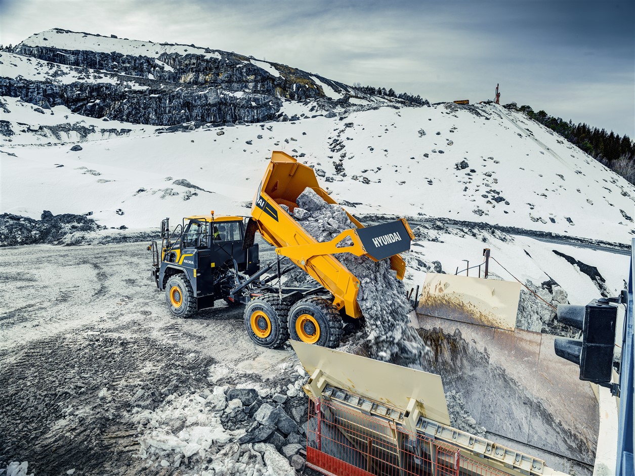 Dit zijn de Hyundai HA30A en HA45A, twee nieuwe knikdumpers die perfect passen naast onze andere machines uit de A-Serie. Gebaseerd op een beproefd ontwerp met 50 jaar ervaring, hebben ze vele unieke kenmerken die ze onderscheiden. Een tandemachteras en onafhankelijke voorwielophanging maken de dumpers beter manoeuvreerbaar met meer tractie voor hogere productiviteit en meer veiligheid en comfort. Met een schuin aflopend chassis, servicetoegang op maaiveldniveau en een van de grootste cabines in de industrie, maken onze nieuwe machines deel uit van een programma en reputatie die maar blijven groeien.