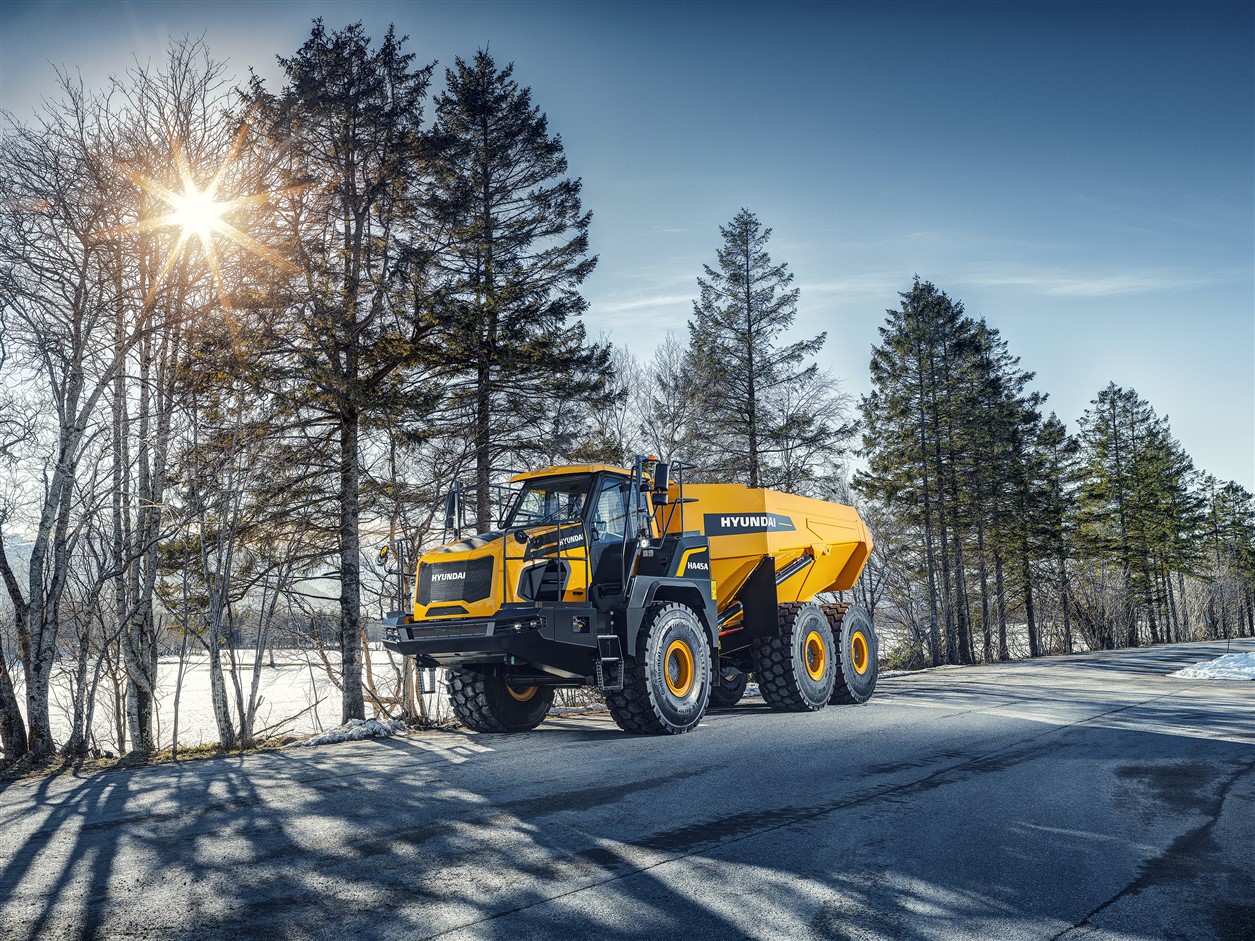 Dit zijn de Hyundai HA30A en HA45A, twee nieuwe knikdumpers die perfect passen naast onze andere machines uit de A-Serie. Gebaseerd op een beproefd ontwerp met 50 jaar ervaring, hebben ze vele unieke kenmerken die ze onderscheiden. Een tandemachteras en onafhankelijke voorwielophanging maken de dumpers beter manoeuvreerbaar met meer tractie voor hogere productiviteit en meer veiligheid en comfort. Met een schuin aflopend chassis, servicetoegang op maaiveldniveau en een van de grootste cabines in de industrie, maken onze nieuwe machines deel uit van een programma en reputatie die maar blijven groeien.