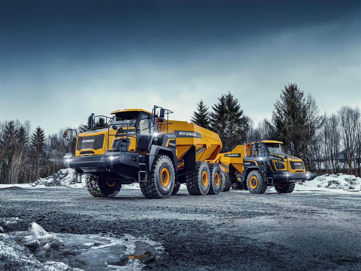 Dit zijn de Hyundai HA30A en HA45A, twee nieuwe knikdumpers die perfect passen naast onze andere machines uit de A-Serie. Gebaseerd op een beproefd ontwerp met 50 jaar ervaring, hebben ze vele unieke kenmerken die ze onderscheiden. Een tandemachteras en onafhankelijke voorwielophanging maken de dumpers beter manoeuvreerbaar met meer tractie voor hogere productiviteit en meer veiligheid en comfort. Met een schuin aflopend chassis, servicetoegang op maaiveldniveau en een van de grootste cabines in de industrie, maken onze nieuwe machines deel uit van een programma en reputatie die maar blijven groeien.