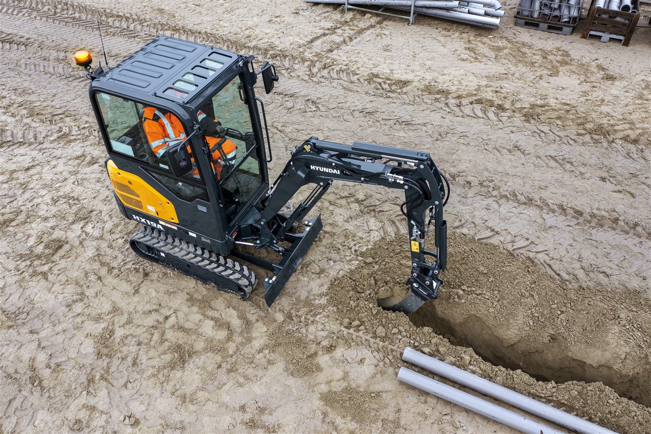 Bij de HX19A compacte graafmachine staat de zorg voor het milieu voorop: een nieuwe generatie bouwmachines die voldoet aan de Europese Stage V-emissieniveaus. Maar hij heeft nog meer in petto! Terwijl aan de regelgeving is voldaan, streeft Hyundai naar een hoger niveau in klanttevredenheid met uitstekende prestaties en meer gemak voor de operator. Van zijn compacte en robuuste externe ontwerp tot zijn prestatiekenmerken opent de HX19A een wereld van nieuwe mogelijkheden waar kleine inspanningen bergen verzetten. Het is tijd om het Hyundai-effect te ervaren!