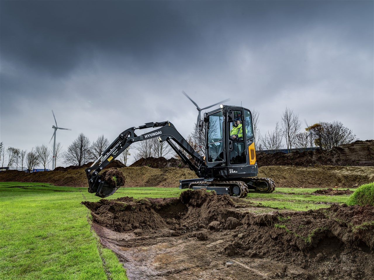 Door de kleine zwenkstraal aan de achterkant van de HX25A Z kan de machinist in nauwe ruimten werken, bijvoorbeeld bij gebouwen aan de straat en in stedelijke gebieden. De compacte zwenkstraal maakt makkelijk en efficiënt werken mogelijk op alle plekken waar weinig ruimte is.