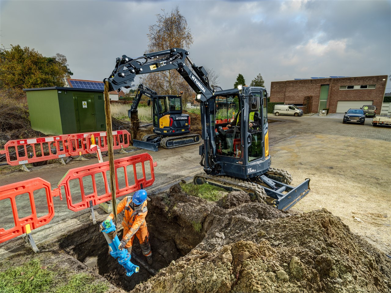 Door de kleine zwenkstraal aan de achterkant van de HX25A Z kan de machinist in nauwe ruimten werken, bijvoorbeeld bij gebouwen aan de straat en in stedelijke gebieden. De compacte zwenkstraal maakt makkelijk en efficiënt werken mogelijk op alle plekken waar weinig ruimte is.