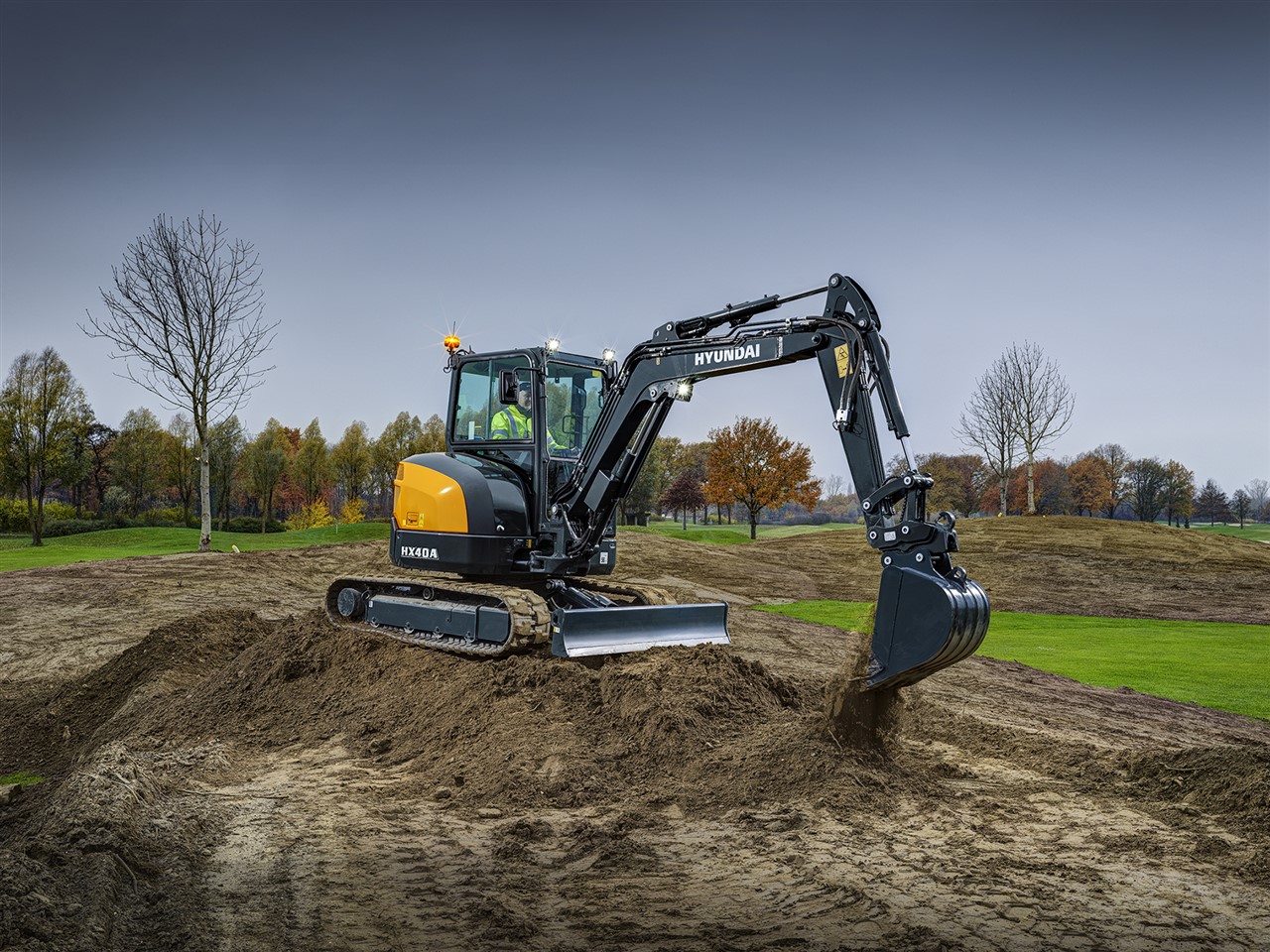 Dankzij de vernieuwende technologieën van het hydraulisch systeem werkt de graafmachine van de HX-A serie snel en soepel en is ze eenvoudig te bedienen. Doordat graafmachines van de HX-A serie uiterst precies reageren, staan ze garant voor optimale prestaties en een maximale productiviteit.