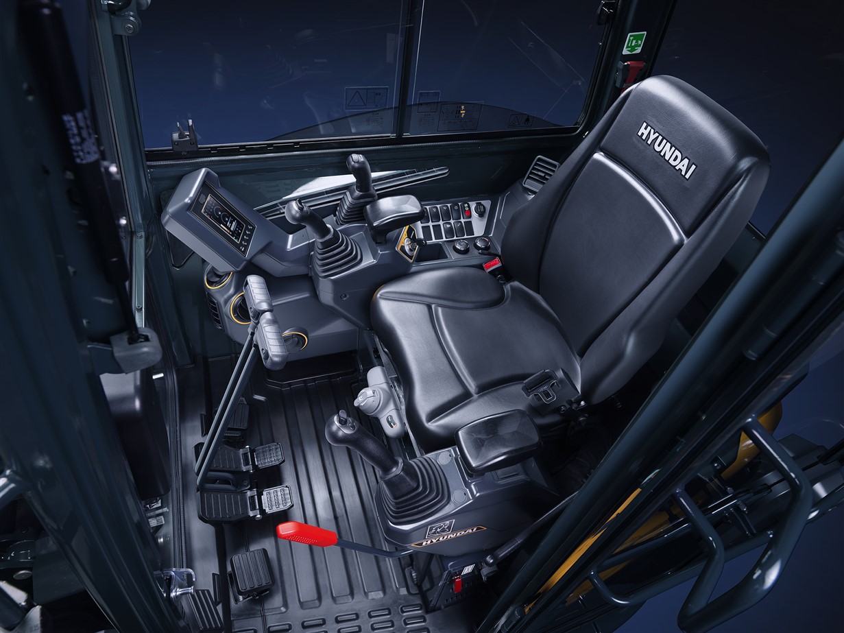 De nieuwe HX48A Z is een compleet nieuw ontwerp met baanbrekende normen in prestaties, comfort, bediening, veiligheid en onderhoud. Deze 4,8-tons machine is perfect voor productief en moeiteloos werken onder zware omstandigheden.