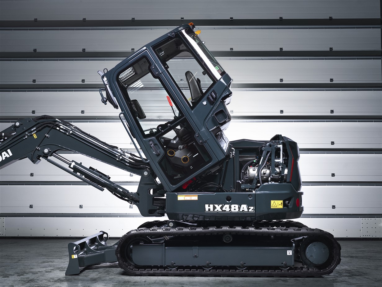 De nieuwe HX48A Z is een compleet nieuw ontwerp met baanbrekende normen in prestaties, comfort, bediening, veiligheid en onderhoud. Deze 4,8-tons machine is perfect voor productief en moeiteloos werken onder zware omstandigheden.