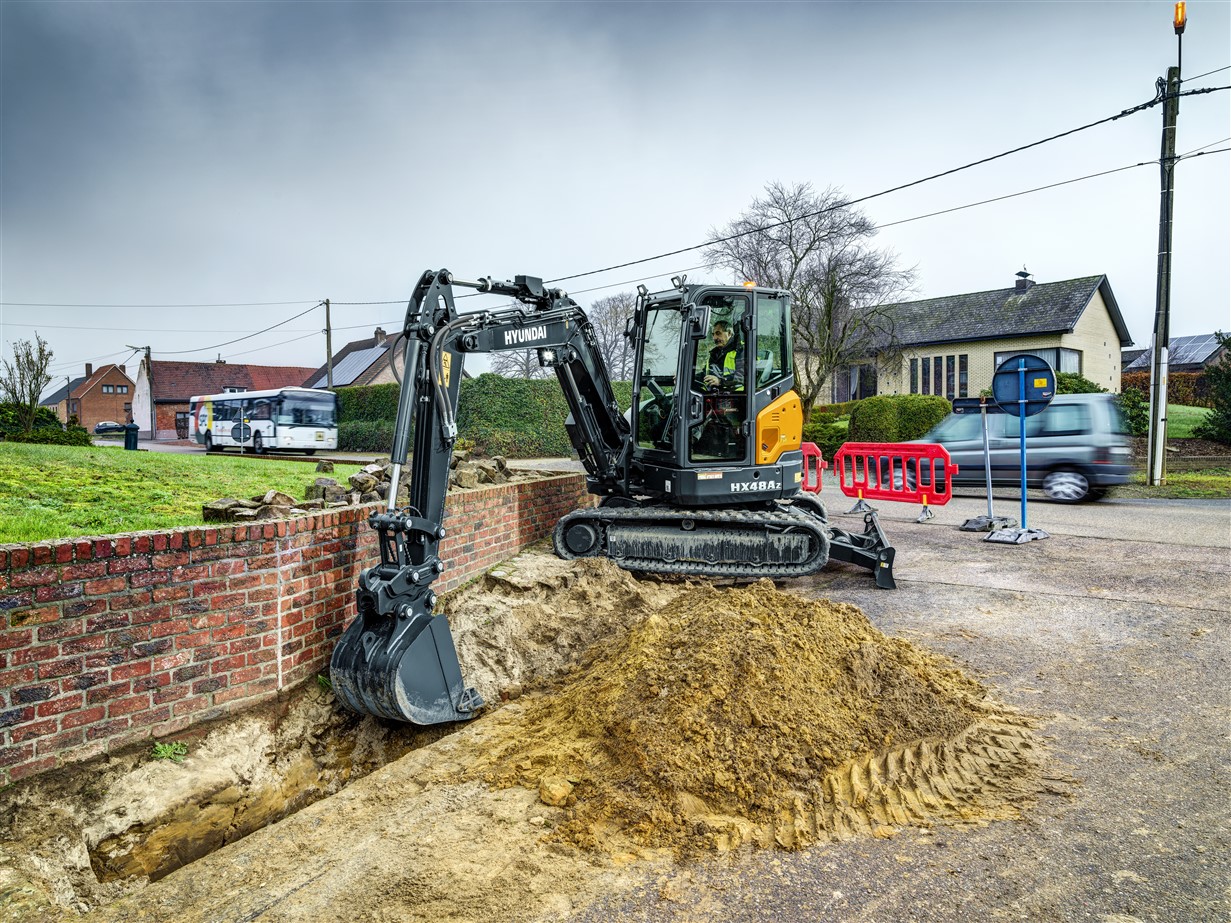 De nieuwe HX48A Z is een compleet nieuw ontwerp met baanbrekende normen in prestaties, comfort, bediening, veiligheid en onderhoud. Deze 4,8-tons machine is perfect voor productief en moeiteloos werken onder zware omstandigheden.
