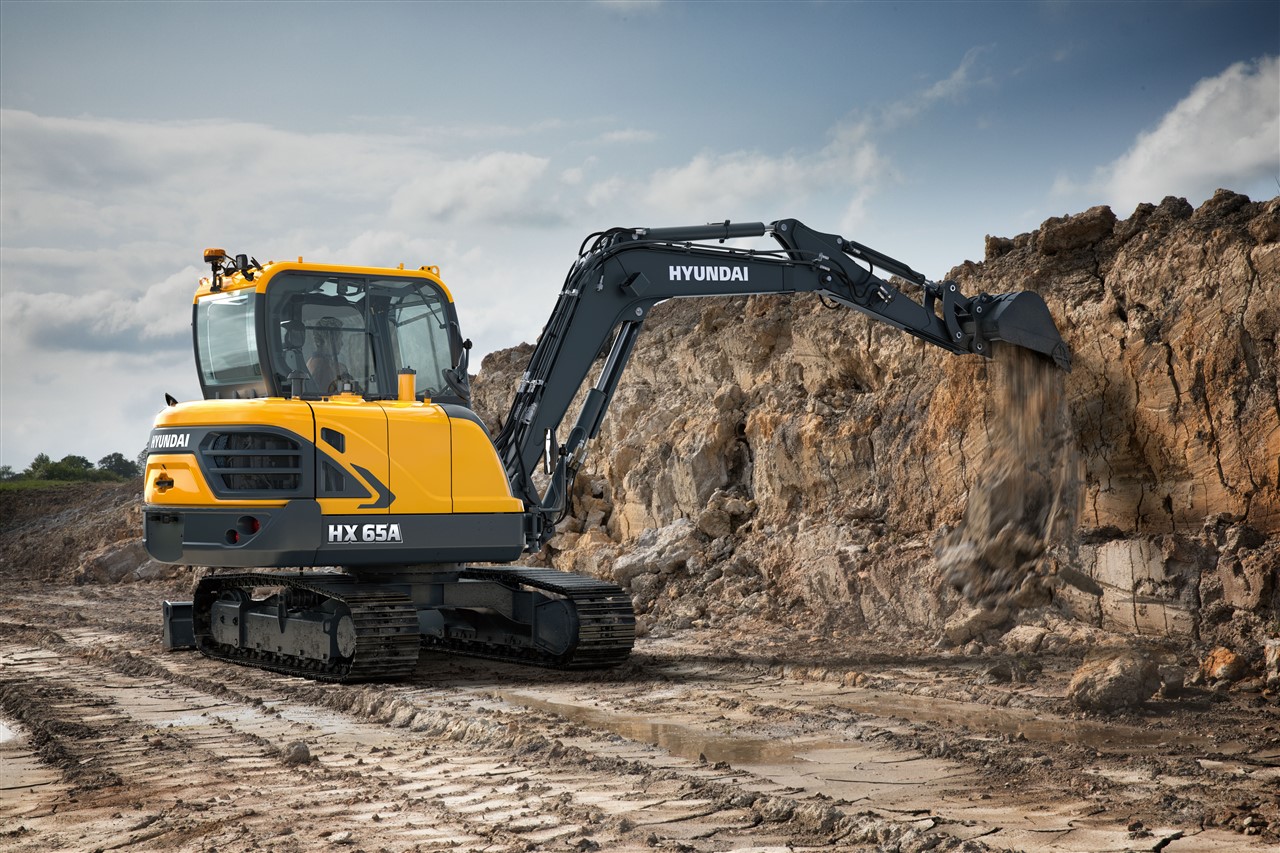 De nieuwe HX65A is de meest compacte en manoeuvreerbare rupsgraafmachine uit onze A-serie, maar biedt desondanks hoge prestaties en een uitstekende brandstofzuinigheid. Zodoende is hij ideaal voor werkzaamheden in krappe bouwlocaties in steden waar een laag geluidsniveau en lage emissies eveneens belangrijk zijn.