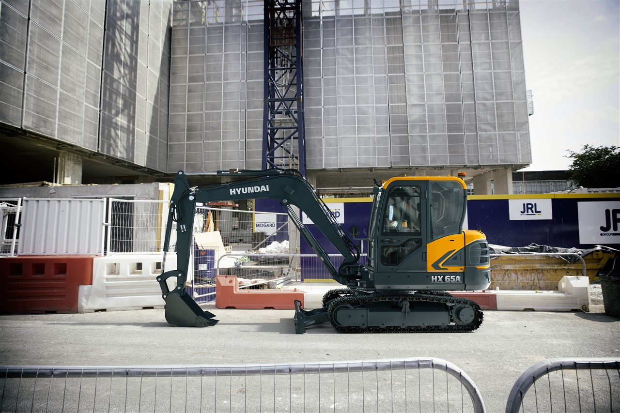 De nieuwe HX65A is de meest compacte en manoeuvreerbare rupsgraafmachine uit onze A-serie, maar biedt desondanks hoge prestaties en een uitstekende brandstofzuinigheid. Zodoende is hij ideaal voor werkzaamheden in krappe bouwlocaties in steden waar een laag geluidsniveau en lage emissies eveneens belangrijk zijn.