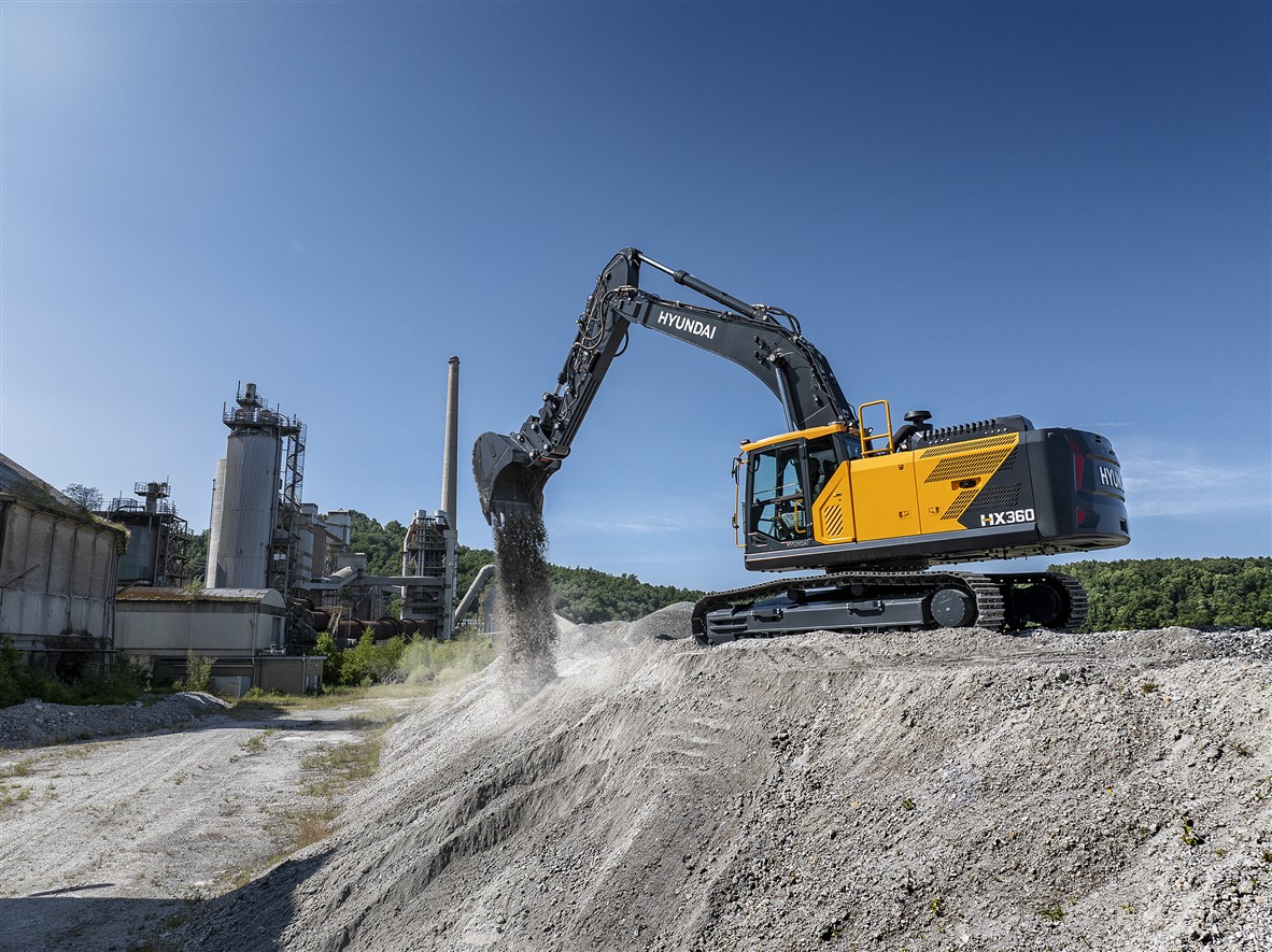 THE NEXT LEVEL Hyundai rupsgraafmachines van de volgende generatie steken er gewoonweg bovenuit. Met hun geavanceerde elektrohydraulische regelsystemen zorgen de HX360L en HX400L machines voor een productiviteitswinst van minstens 25%. De Next Generation-functies en slimme technologieën maken het onderhoud van deze nieuwe machines eenvoudiger en verlagen de totale eigendomskosten. Dankzij twee 12,8 inch full HD-touchscreens en elektrische joystickbesturing kan er efficiënt worden gewerkt, terwijl een 6-camerasysteem en radar een onbelemmerd 360° zicht bieden voor extra veiligheid.