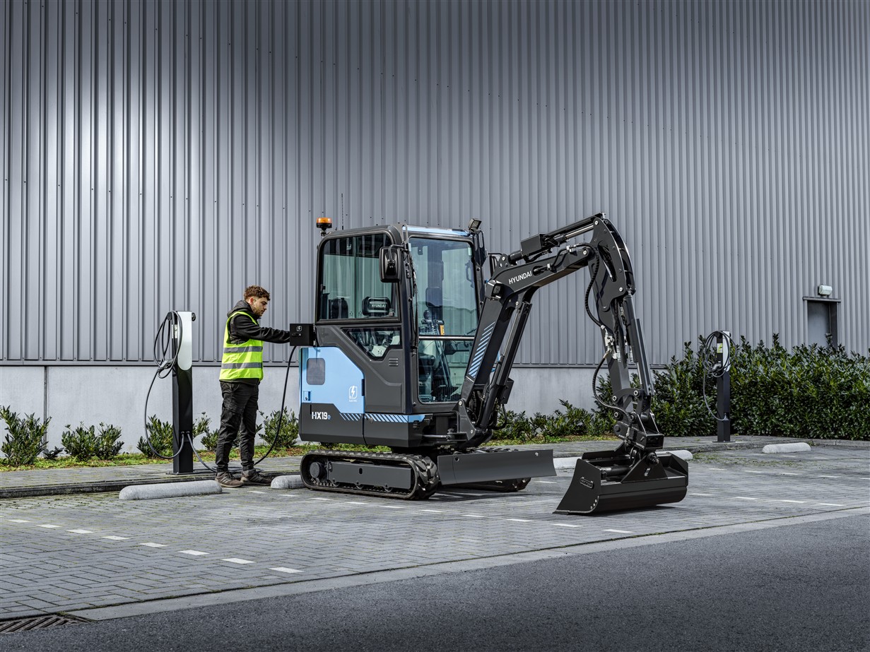 Dit is de nieuwe Hyundai HX19e elektrische compacte rupsgraafmachine met, traditioneel, een minimale overhang aan achterzijde. Met de grootste en sterkste accu in zijn klasse beschikt hij over een gebruiksduur van meer dan 10 uur, voor een hele dag comfortabel emissievrij werken op de locatie. Hij is ook uiterst gemakkelijk op te laden met een standaard autolader. De machine is leverbaar met een snelwisselaansluiting, voor het eenvoudig wisselen van aanbouwdelen, waarmee uw productiviteit nog verder wordt verhoogd.